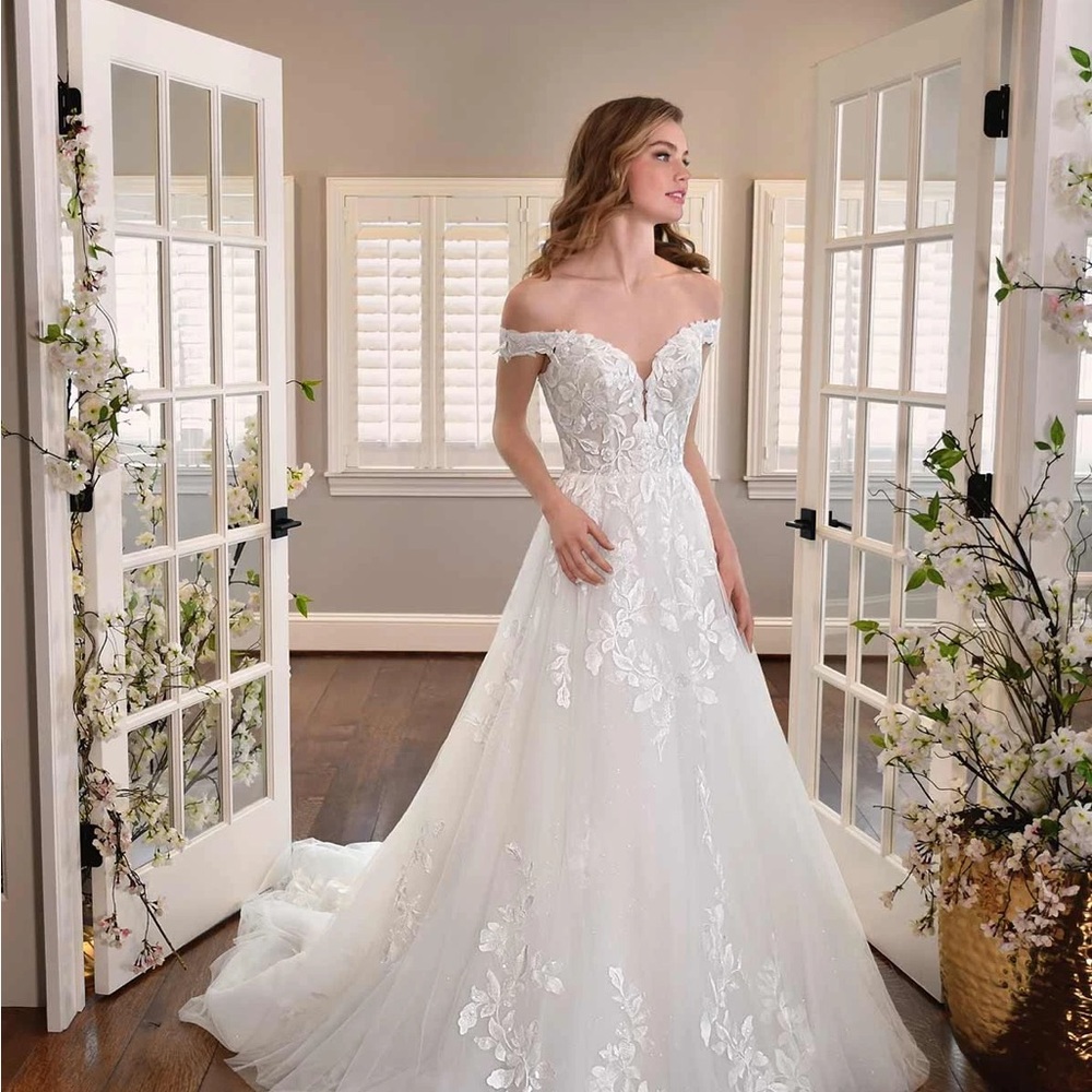 Essense of Australia Ballgown Wedding Dress. Model: D3314. Color: Ivory
